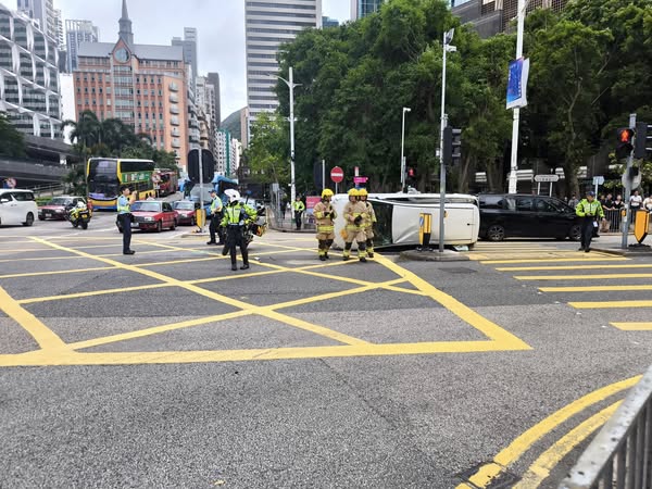警方在場指揮交通。FB香港交通及突發事故報料區 警方在場指揮交通。FB香港交通及突發事故報料區