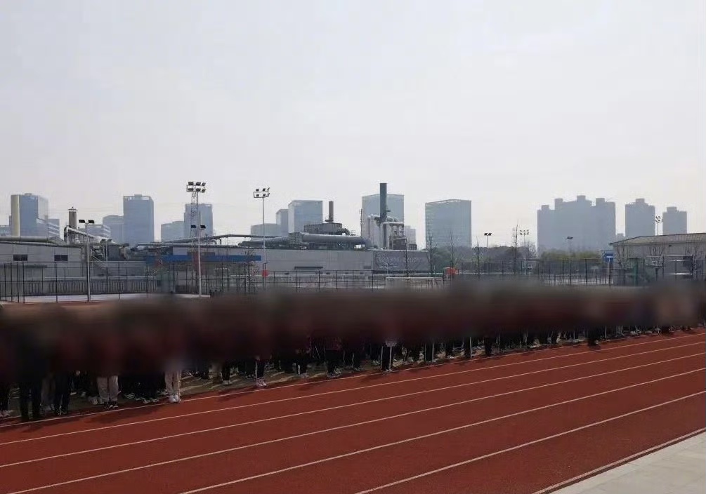 杭州市文海第二實驗學校緊臨工廠。澎湃新聞 杭州市文海第二實驗學校緊臨工廠。澎湃新聞