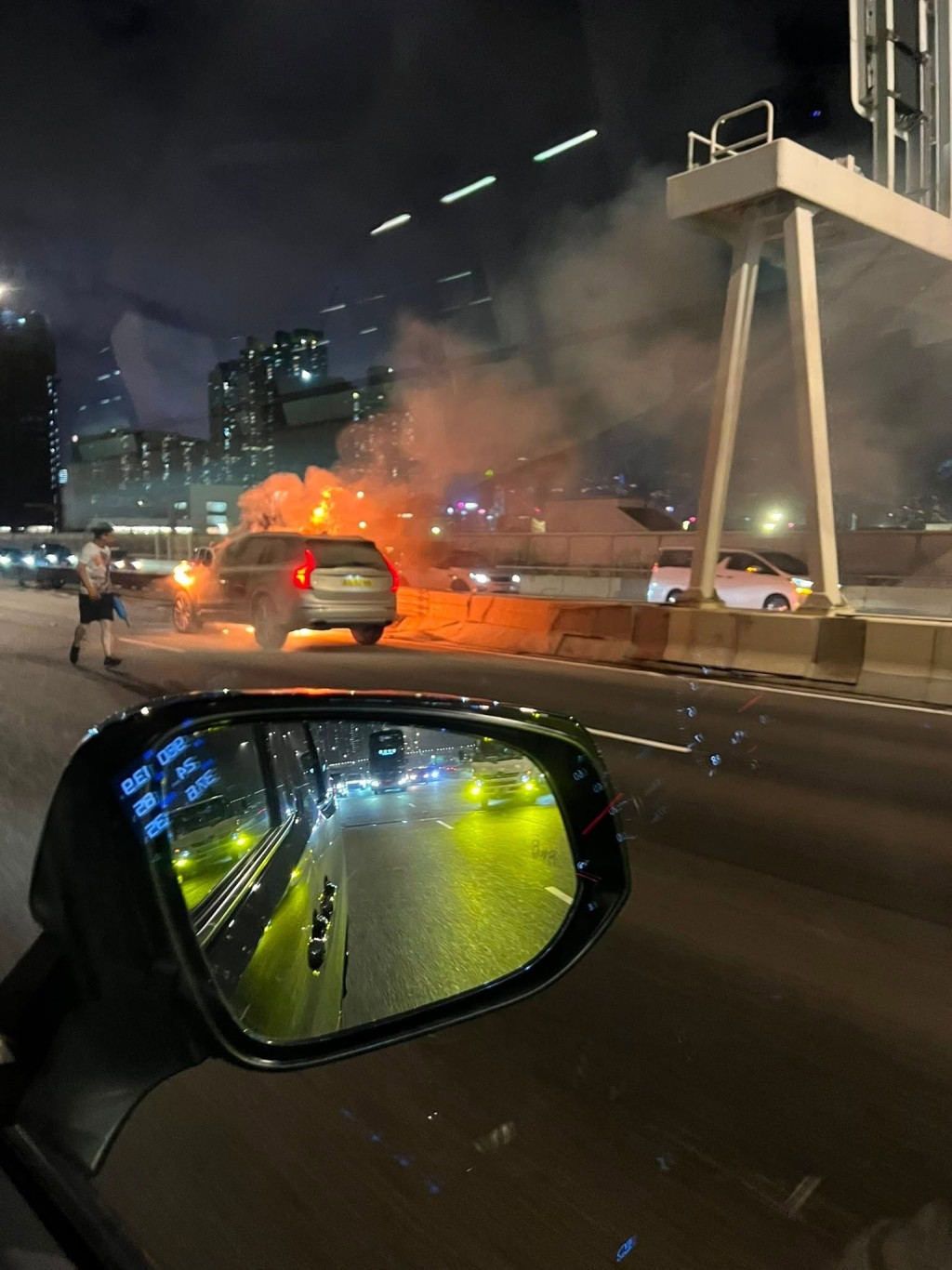 私家車陷入火海,火勢一發不可收拾。網上圖片 私家車陷入火海,火勢一發不可收拾。網上圖片