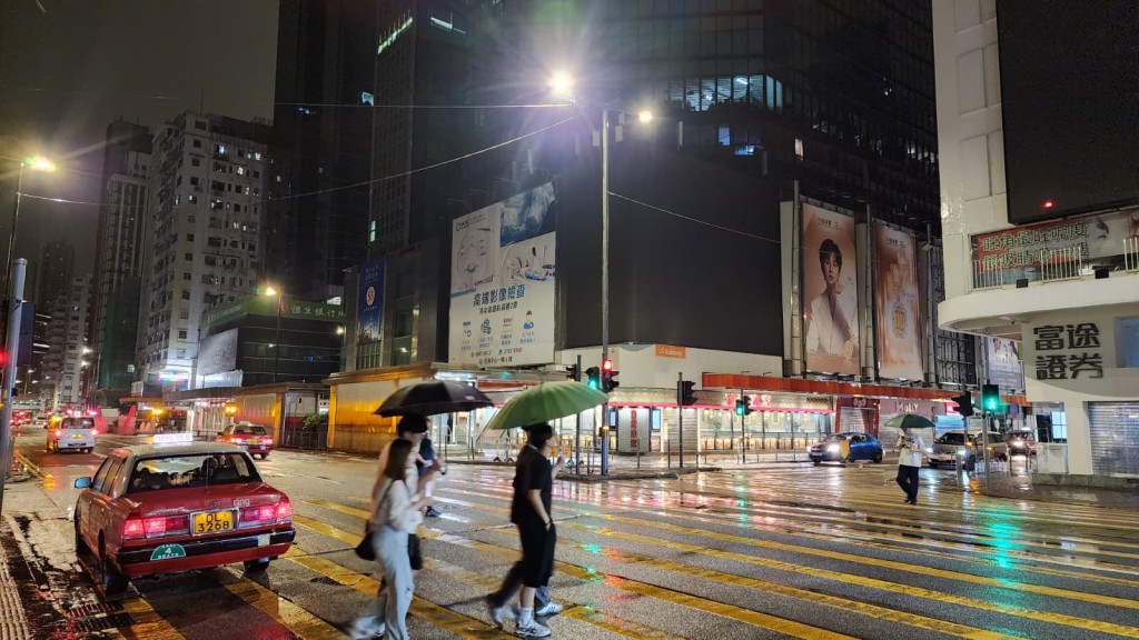 天文台指，本港今日將會多雲，有驟雨及狂風雷暴，雨勢有時頗大。黎志偉攝
