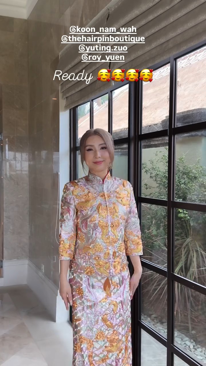 譚嘉儀換上裙褂。