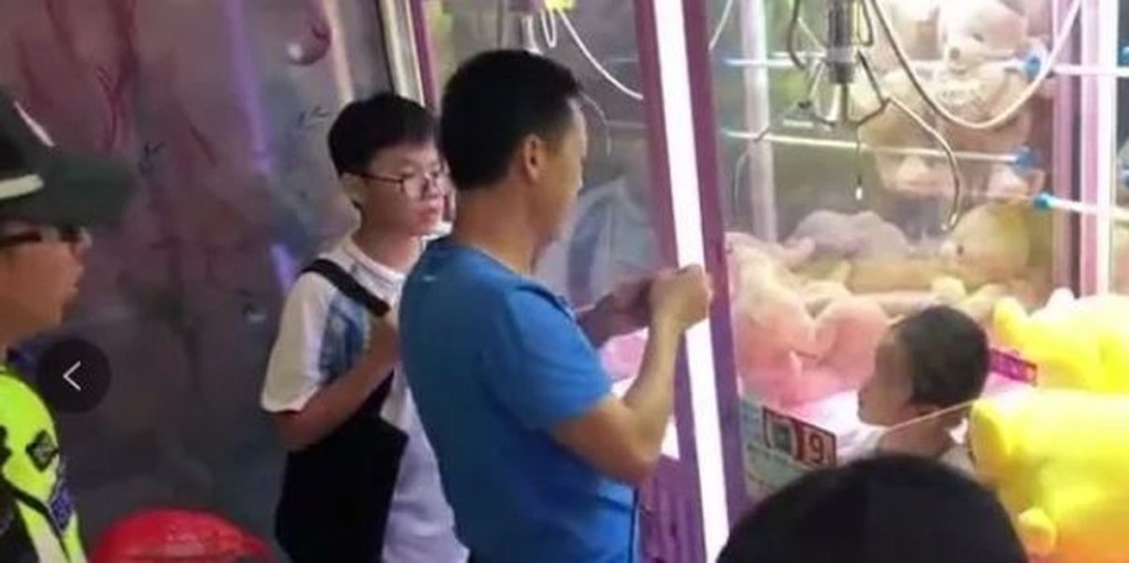 最後由負責人用鎖匙打開救出女童。