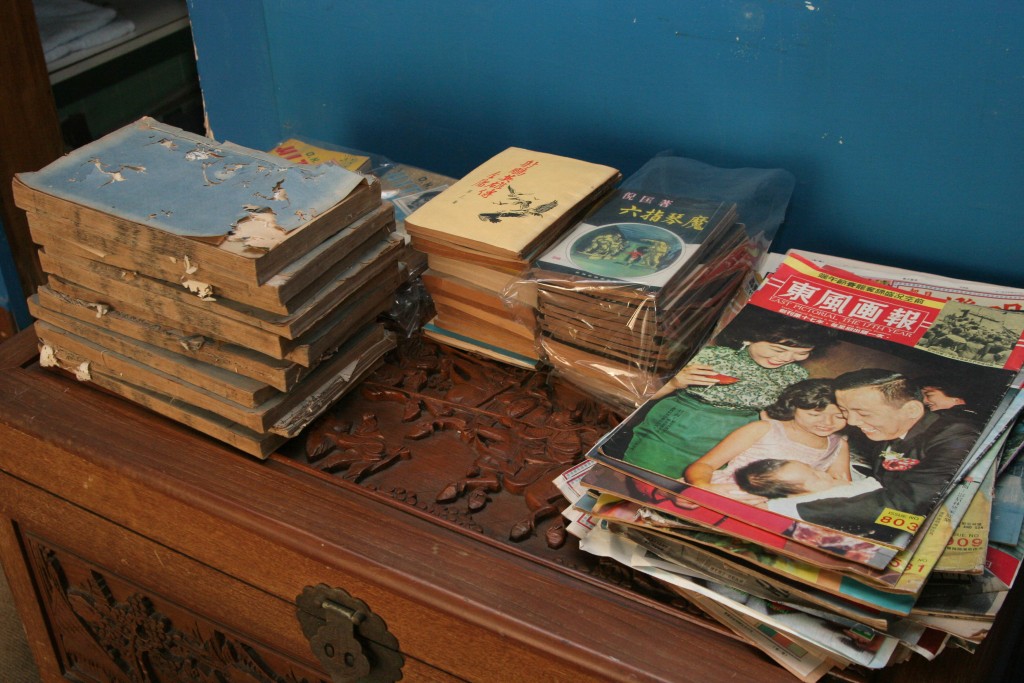 林黛的故居内留有不少杂志、书籍及剧本。资料图片