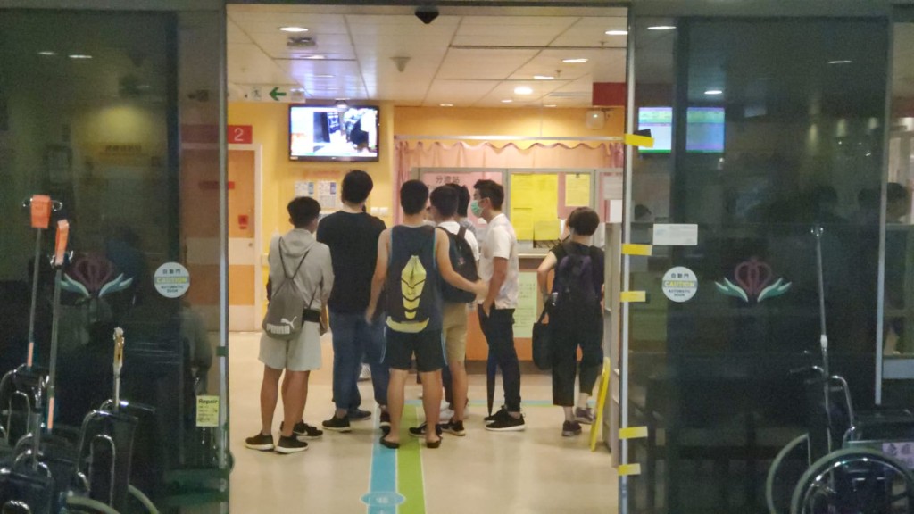 事主親友到醫院了解。