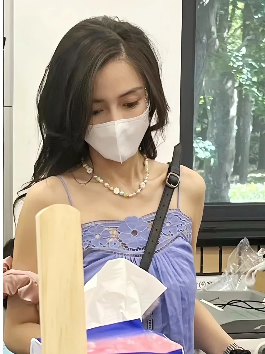 近日網上瘋傳多張Angelababy性感現身小海綿就讀的上海中學國際部的義賣活動。