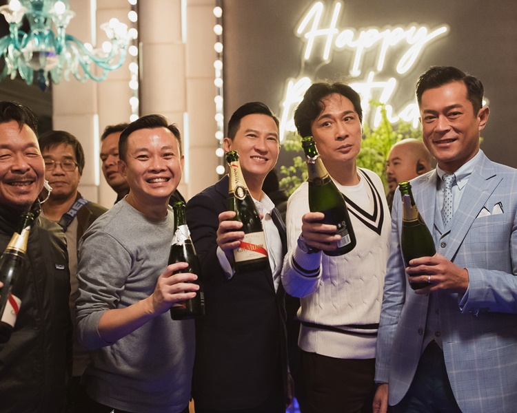 《使徒行者2》班底強勁,一齊開香檳預祝票房大收。