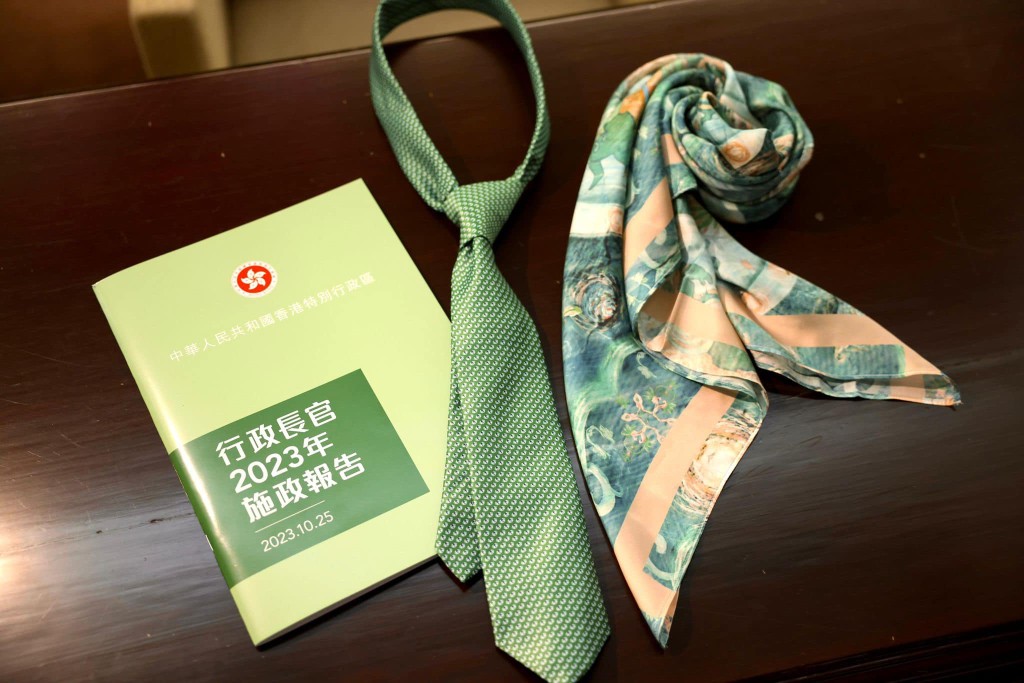 李家超表示会在宣读当日，与团队一同穿戴由香港知专设计学院（HKDI）师生携手设计制作的绿色领呔和领巾。（李家超fb图片）