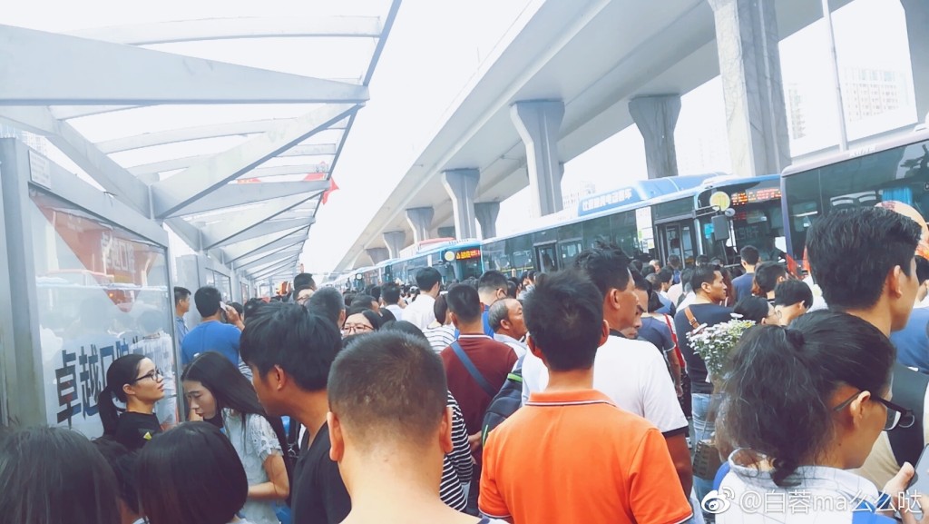 巴士站大排长龙。微博图片