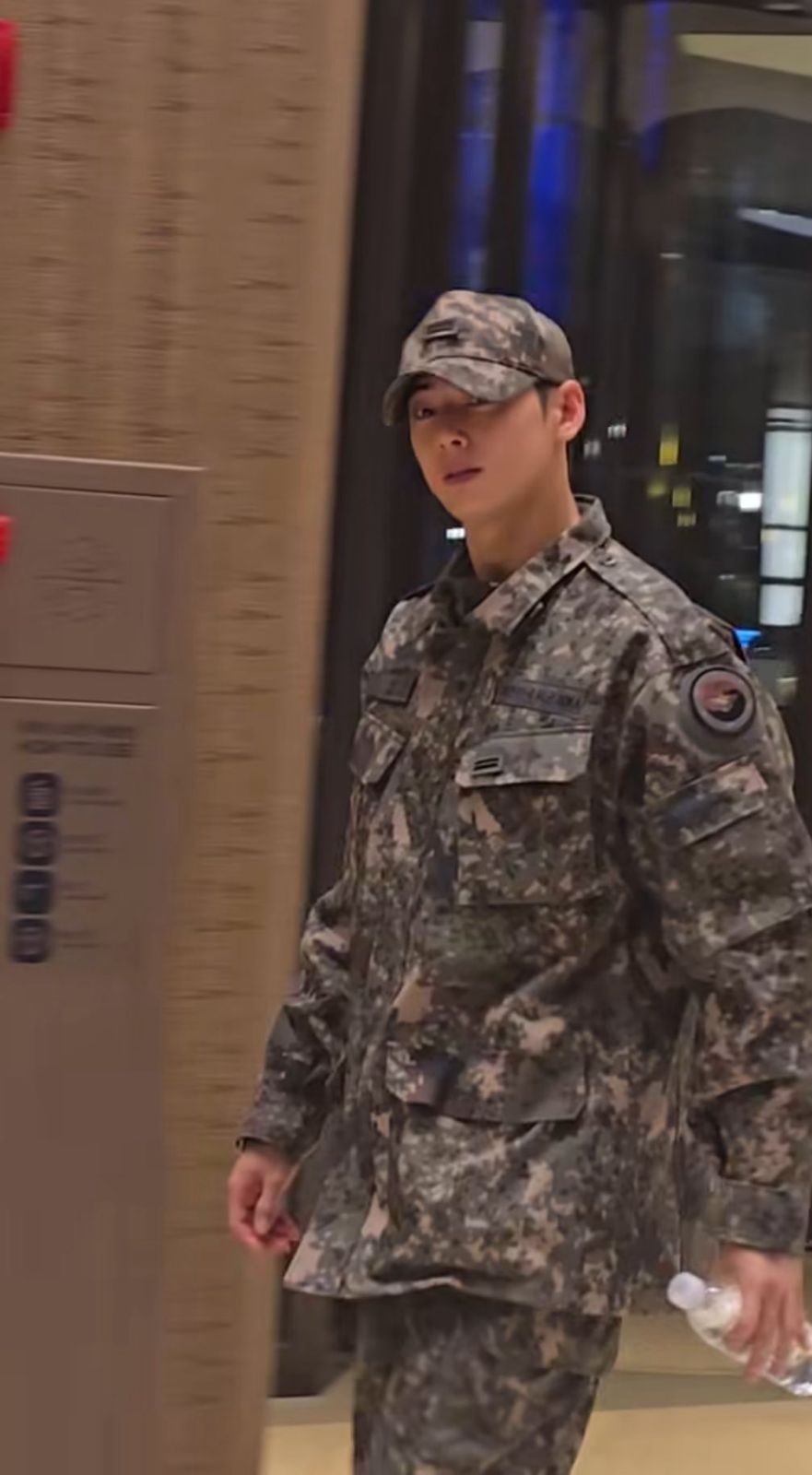 車銀優昨被拍到現身慶州一酒店。 車銀優昨被拍到現身慶州一酒店。