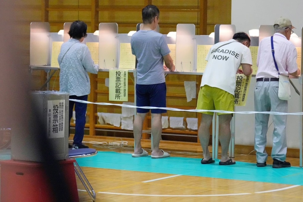 自民黨與公明黨的執政聯盟,未能在參議院選舉中取得過半席位。美聯社 自民黨與公明黨的執政聯盟,未能在參議院選舉中取得過半席位。美聯社