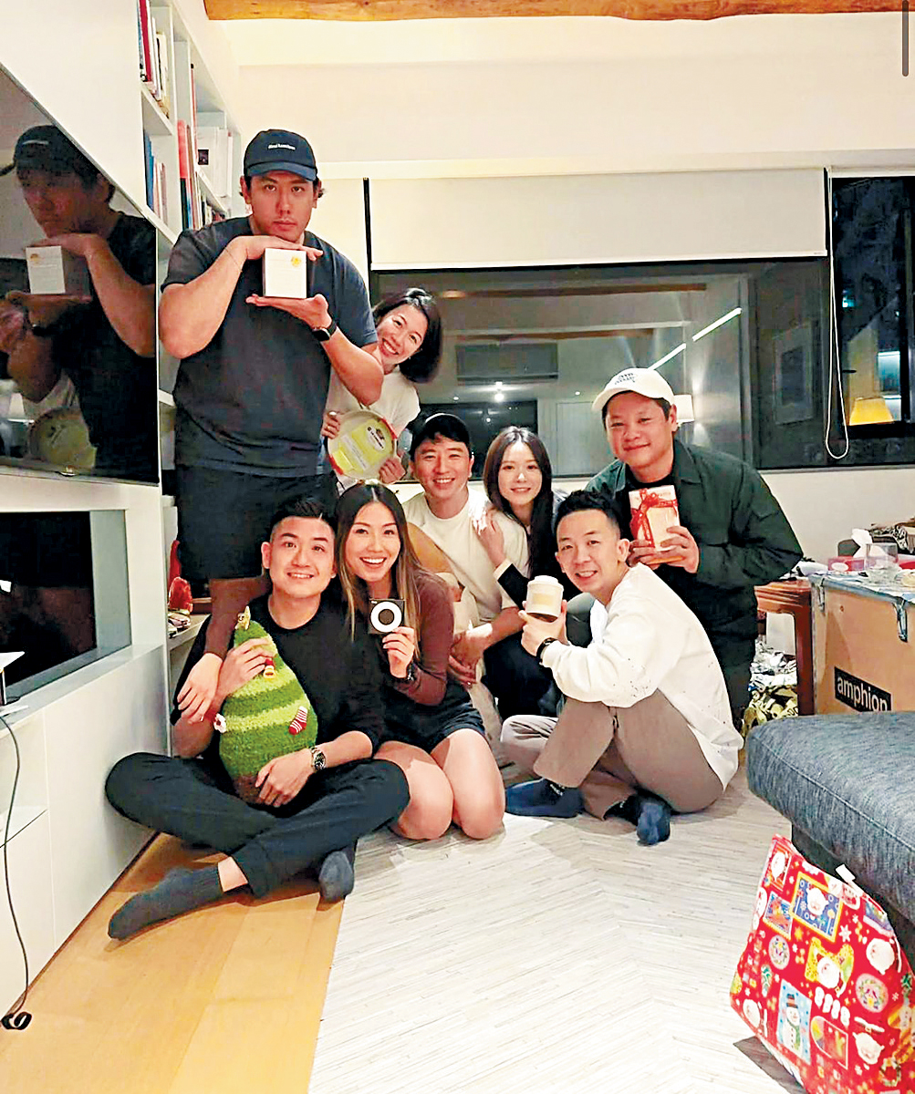 Cloud與T-Ma出席朋友聚會，二人互相依偎，十分親暱。