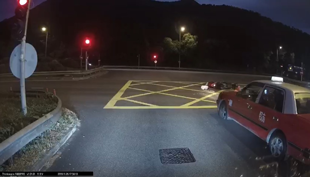 電單車被的士從後撞上。影片截圖