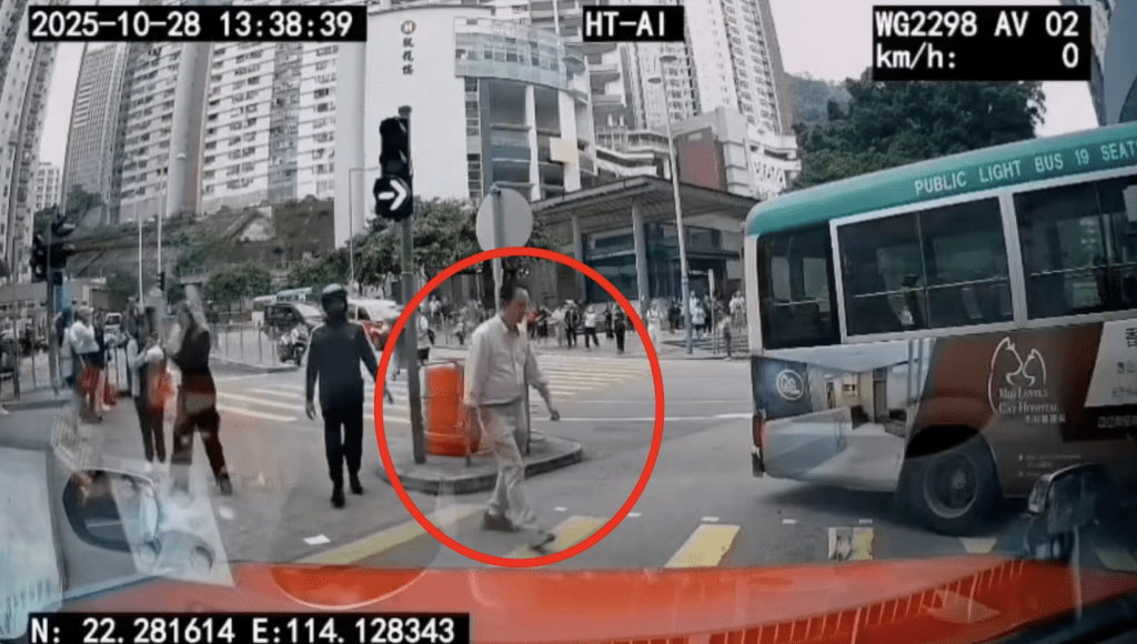 一名電單車司機駛至時目擊險情,馬上停車並協助扶起小巴司機,陪同他步行至「7.11」便利店,了解事故情況。 一名電單車司機駛至時目擊險情,馬上停車並協助扶起小巴司機,陪同他步行至「7.11」便利店,了解事故情況。