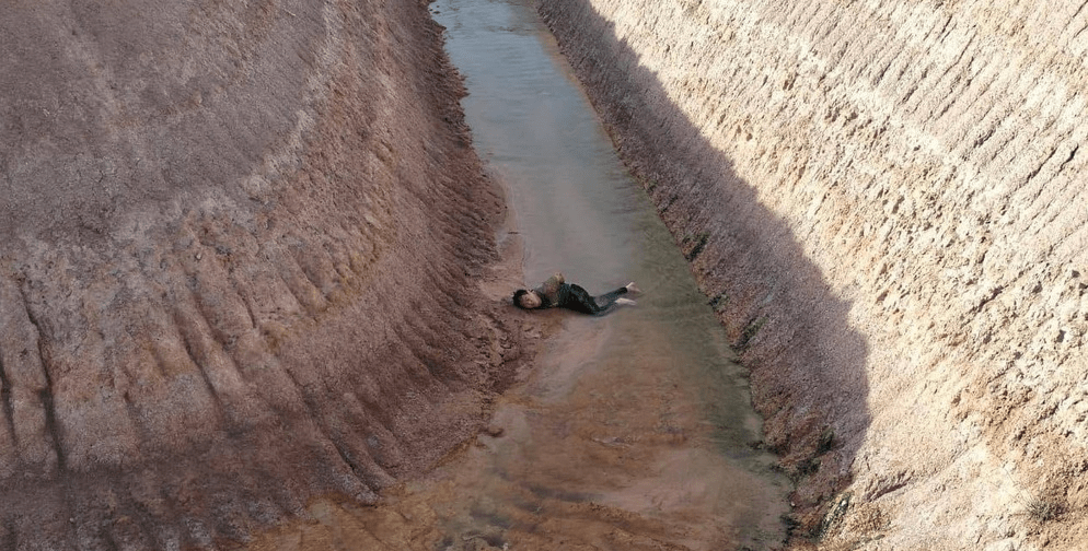 一名中國男子被綁架，後被戴上手銬丟棄在水溝。 柬中時報