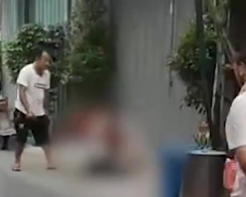 男子街頭殺人後腳踢其腦袋，路人拍下全過程。（網圖）