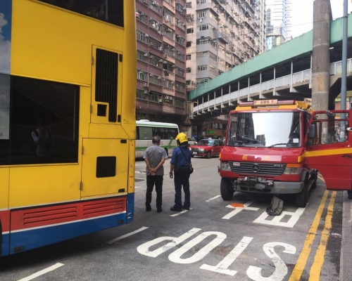 巴士與消防車相撞。突發事故報料區網民Leo Kong‎圖片