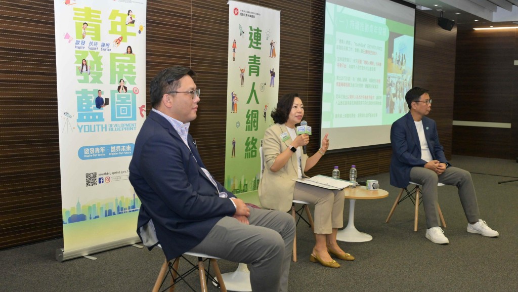 麥美娟(中)在座談會上發言。政府新聞處