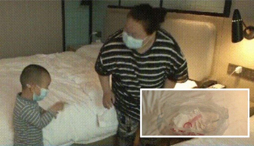 男童用手比划指是从地上检到避孕套。