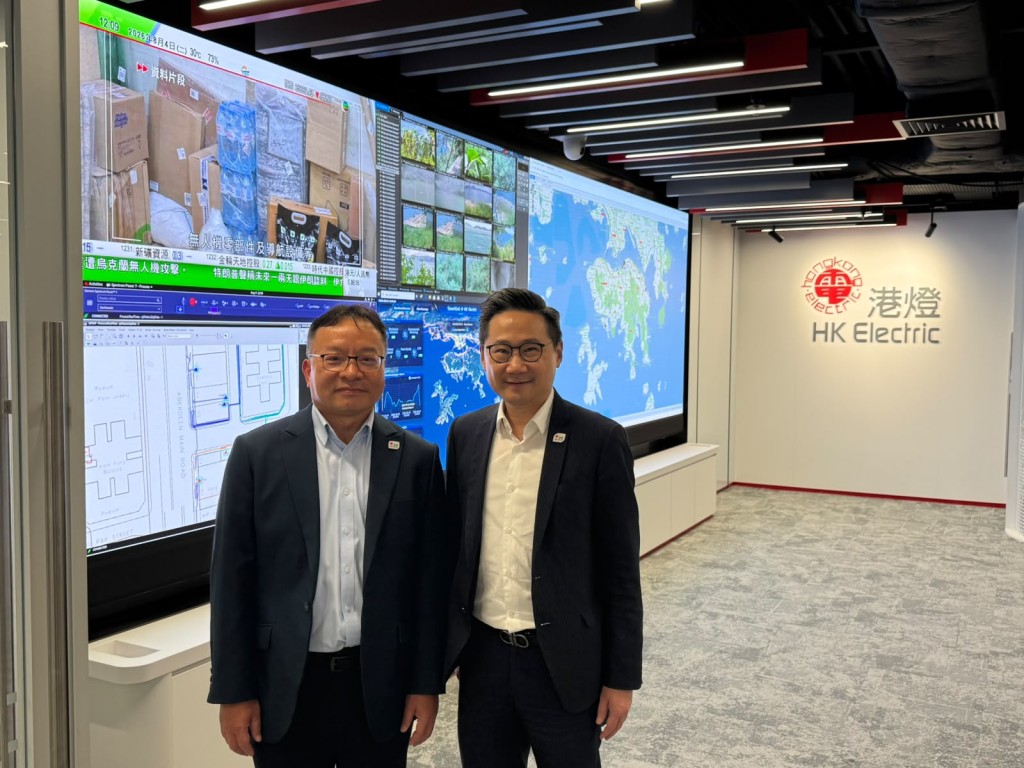 港燈於今年6月啟用「智能營運及緊急應變中心」,配合不同科技系統監察供電情況,應對惡劣天氣。港燈輸配電科技術服務主管郭偉信(左)及港燈輸配電科營運主管區偉年(右)。伍萬庭攝 港燈於今年6月啟用「智能營運及緊急應變中心」,配合不同科技系統監察供電情況,應對惡劣天氣。港燈輸配電科技術服務主管郭偉信(左)及港燈輸配電科營運主管區偉年(右)。伍萬庭攝