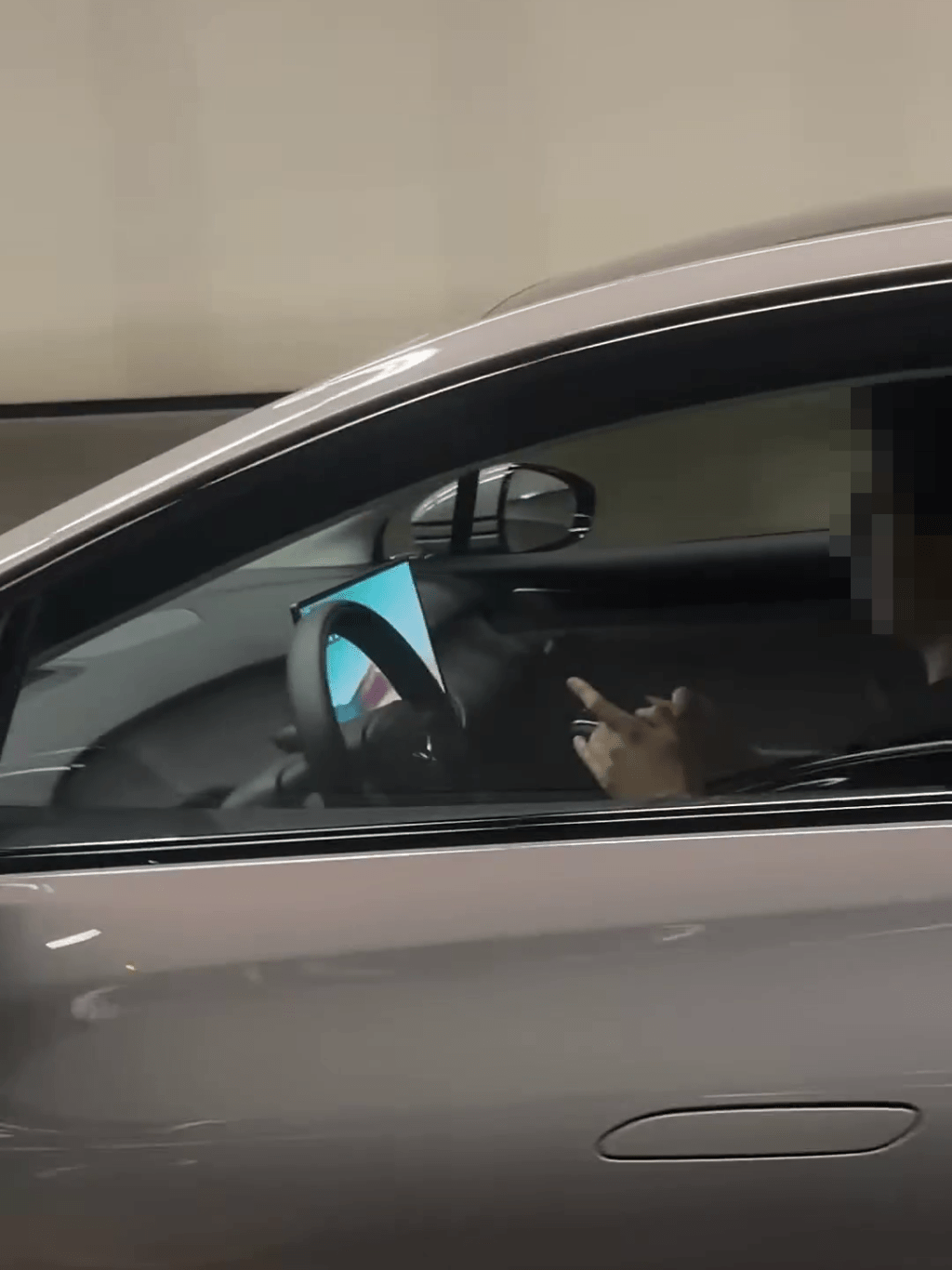 司機雙手離軚使用電話。FB:車cam L(香港群組) 司機雙手離軚使用電話。FB:車cam L(香港群組)