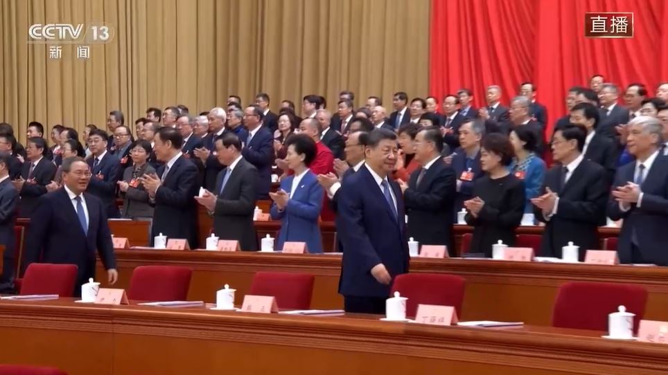 习近平进场。