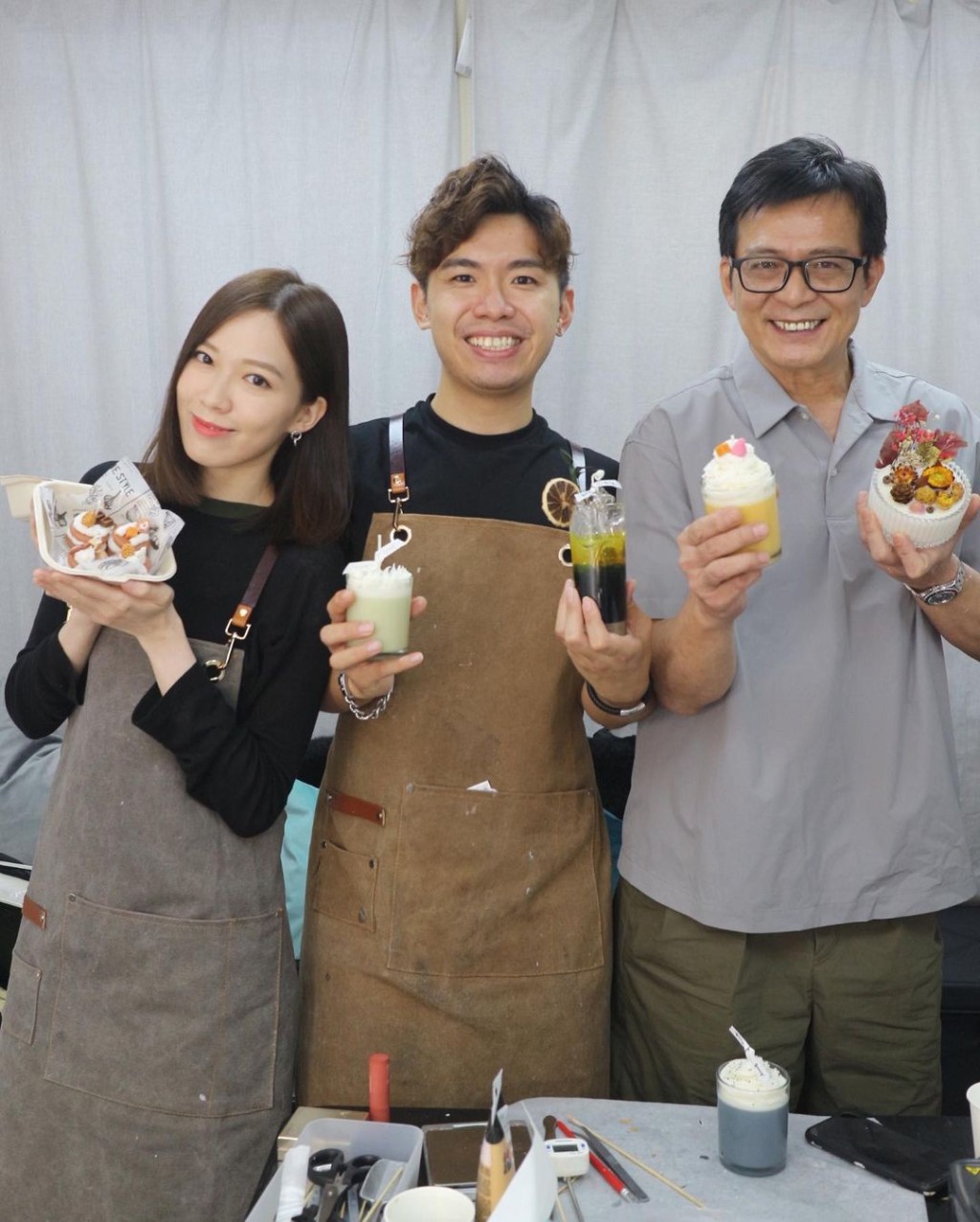 黃芷晴日日陪爸爸黃日華整蠟燭，並將作品送給苗僑偉夫婦。