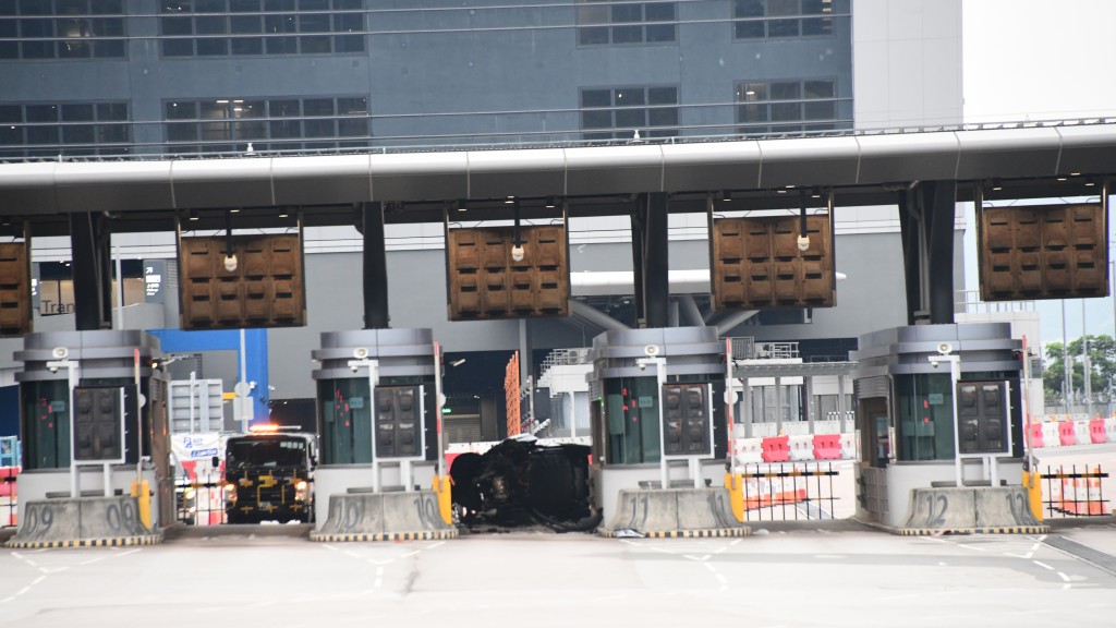 私家車推向港珠澳口岸入境處檢查亭後翻側,男司機及女乘客一度被困車內。蔡楚輝攝 私家車推向港珠澳口岸入境處檢查亭後翻側,男司機及女乘客一度被困車內。蔡楚輝攝