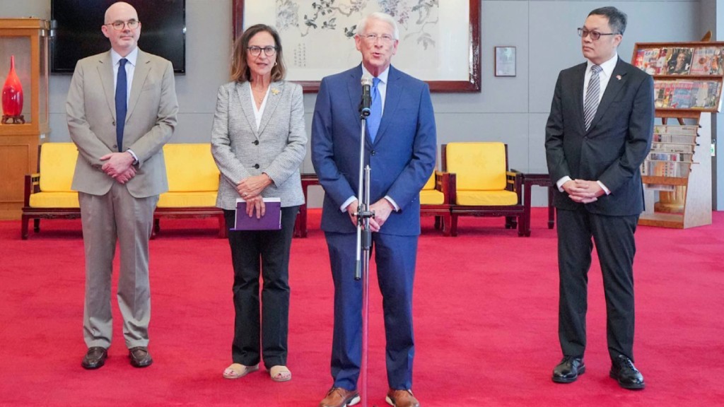 美國參議院軍委會主席威克(Roger Wicker)(中)昨日突然訪台。美聯社