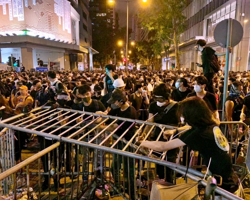 示威者昨晚再度包圍警總。