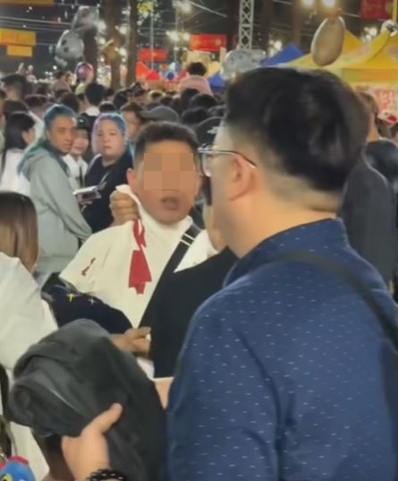 平頭男疑「打荷包」被逮獲捉着衣領。fb車cam L（香港群組）影片截圖