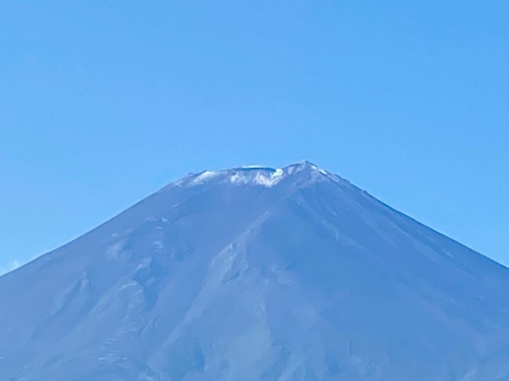 當地氣象部門自1894年已開始紀錄富士山初冠雪時間。Twitter@FujiyoshidaTIS