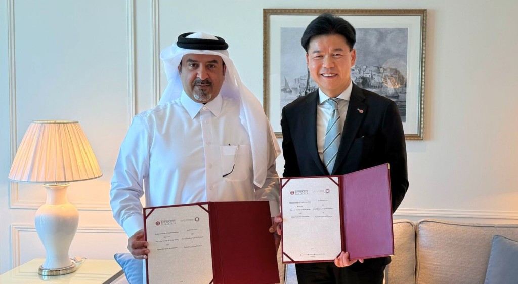 律師會會長湯文龍與卡塔爾律師協會主席Mubarak Al Sulaiti代表雙方機構簽署諒解備忘錄。(律師會提供) 律師會會長湯文龍與卡塔爾律師協會主席Mubarak Al Sulaiti代表雙方機構簽署諒解備忘錄。(律師會提供)