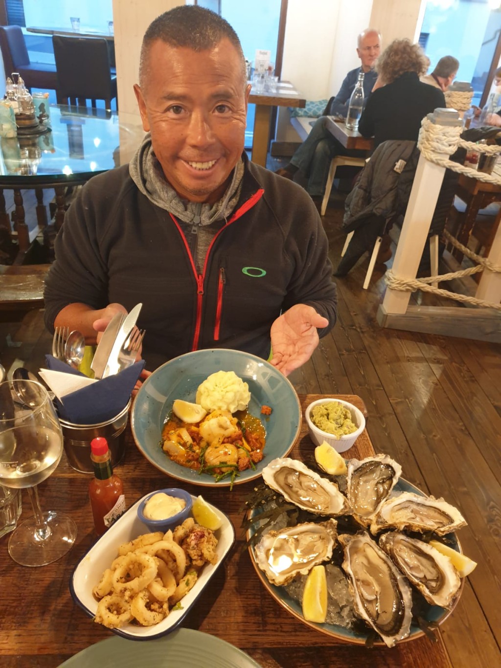 顏福偉大飽口福。