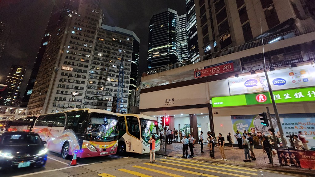 多部旅遊巴在場接載撤離街坊。