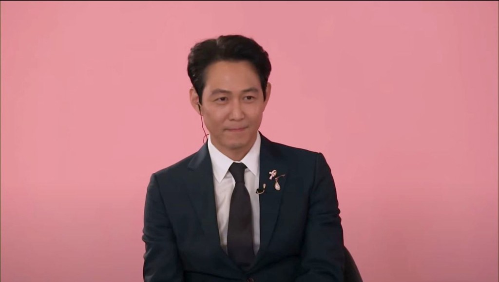 李政宰以西装look现身，有别于剧中造型。