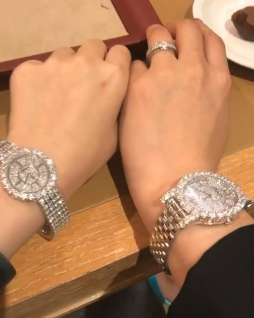 蔡天鳳與丈夫戴上情侶鑽石Bling Bling錶。