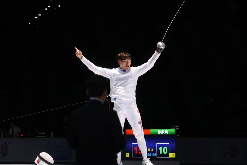 吳浩天勝出後高舉雙手以示勝利。徐嘉華攝