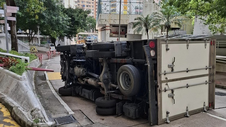 貨車撞欄後翻側。fb：馬路的事討論區