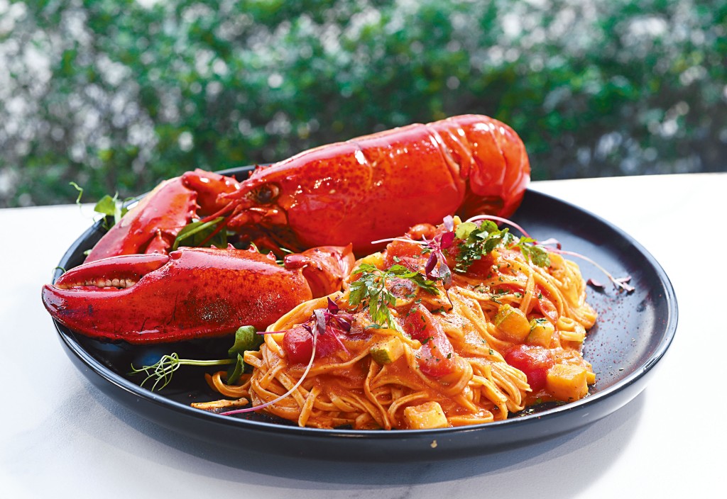 熔岩芝士原隻龍蝦伊麵，彈牙的伊麵沾滿混合兩種芝士的醬汁，龍蝦鮮甜，吃起來滋味可口。