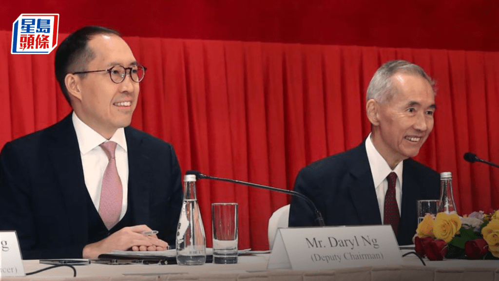 黃志祥（右）退任信置主席，長子黃永光（左）。
