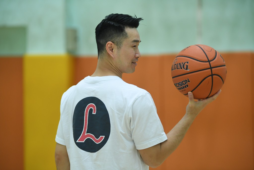 羅意庭製作籃球班T恤。 本報記者攝