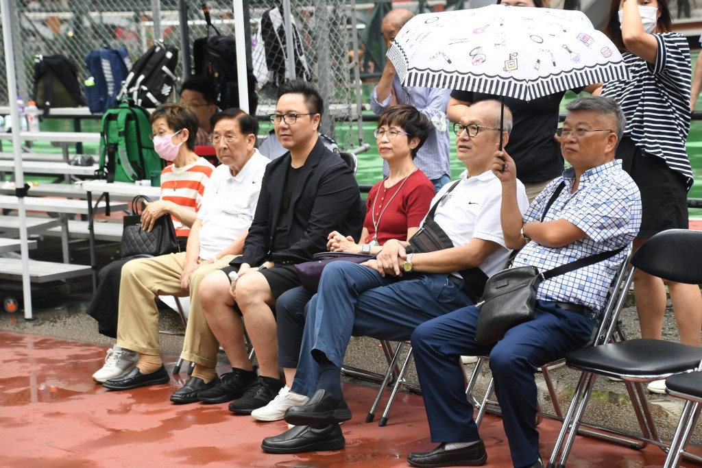 篮总主席陈瑞添(右2)表示，香港男子队将去澳洲练习一星期备战亚运。吴家祺摄