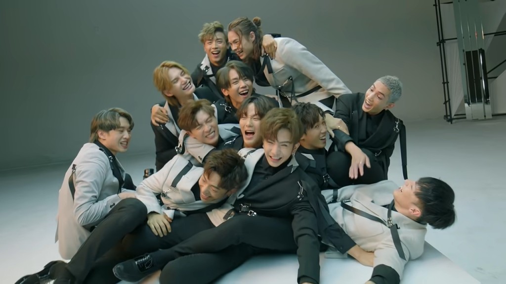 MV有唔少12子攬埋一齊嘅畫面。