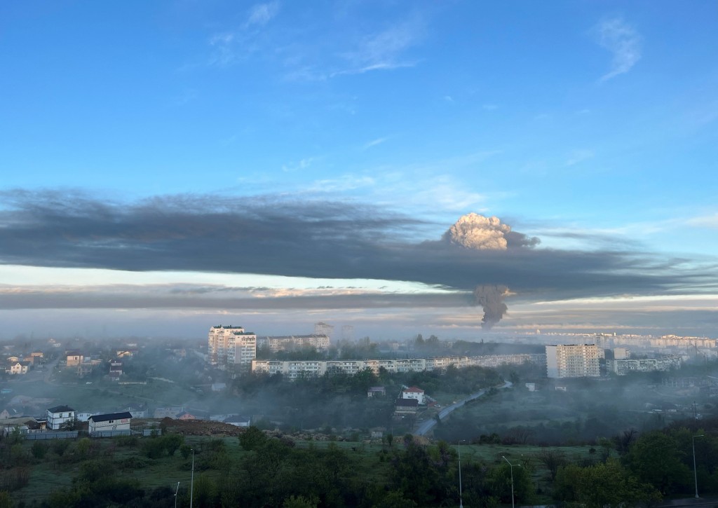 克里米亞儲油廠發生大火，從遠處可看到濃煙直衝上天。路透社