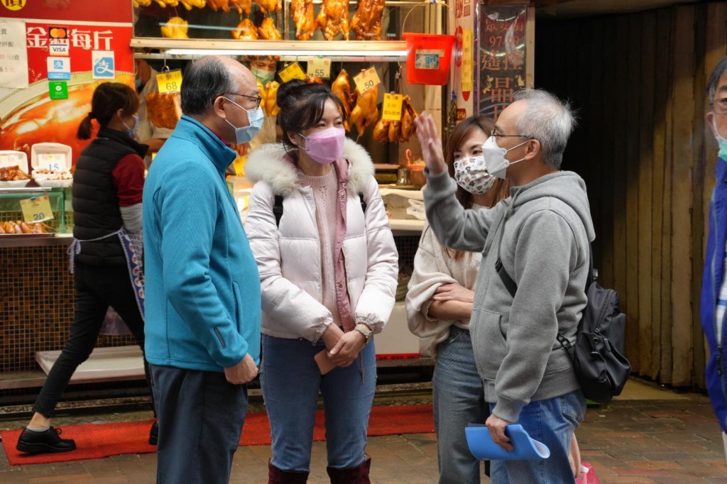 陳帆及蘇偉文與街坊對談。
