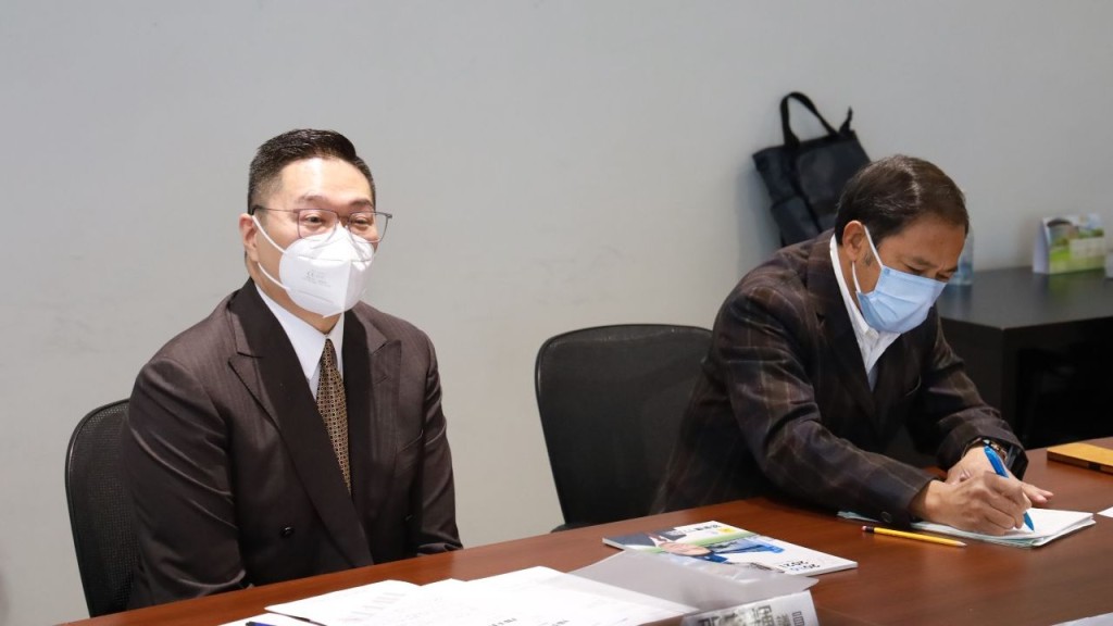 邵家辉（左）上月中与香港宠物业商会的成员会面。邵家辉FB