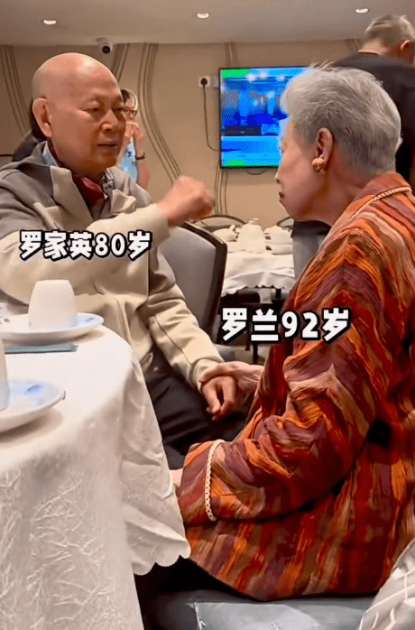 羅蘭被摸後表情如小朋友。