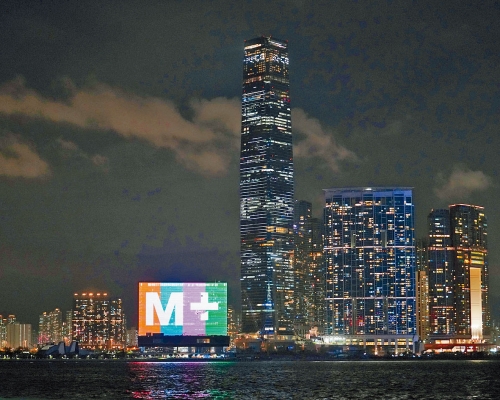 西九M+博物館幕牆顯眼,維港對岸清晰可見。