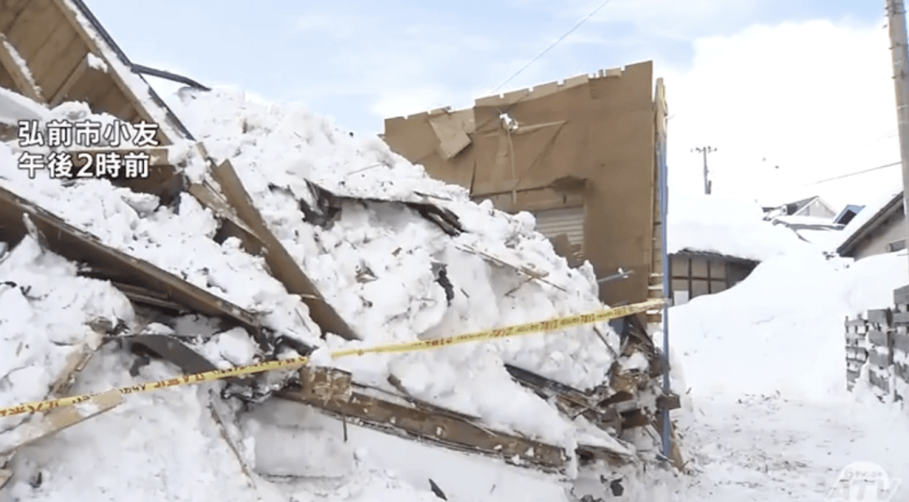 日本媒體在中央1區目擊一棟房屋的屋頂遭積雪壓垮而崩落。