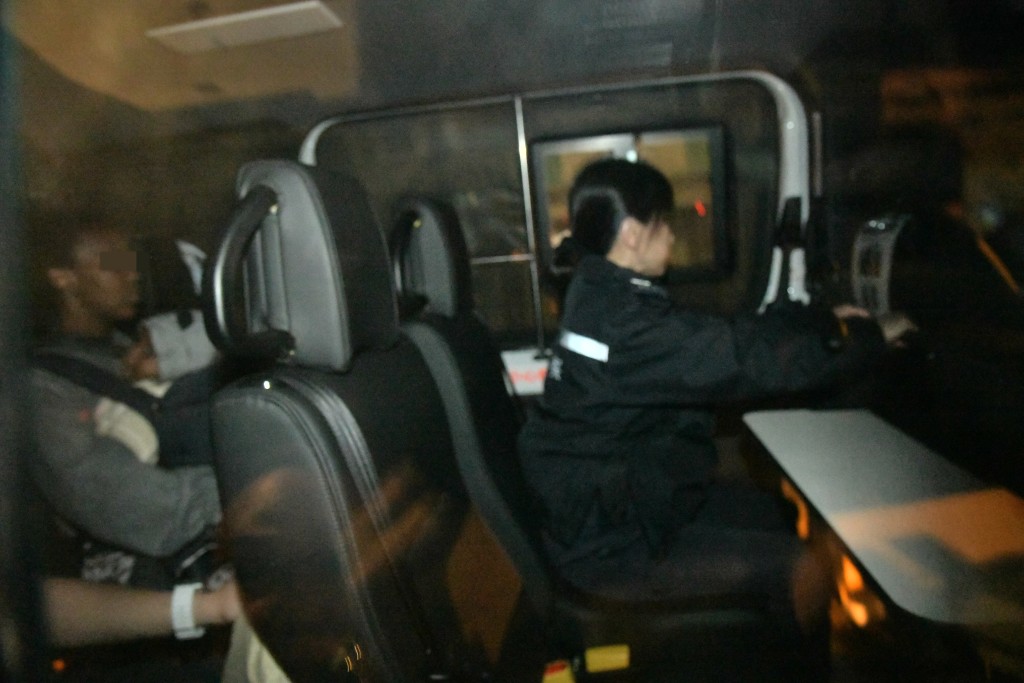 男童母亲等3人被带署接受调查。黎志伟摄